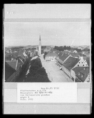 Pfaffenhofen : Hauptplatz mit Pfarrkirche vom Rathausturm gesehen gegen Westen