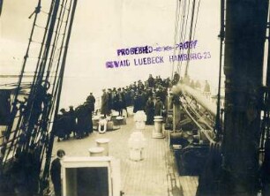 Passagiere auf dem Hinterdeck eines Passagierdampfers in nordischer Gletscherlandschaft : Bordaufnahmen. Passagiere auf dem Hinterdeck eines Passagierdampfers in nordischer Gletscherlandschaft