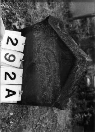 Grabstein 292 (Index: 100095730) Maße HxBxT: 68x44x19 cm Symbolik: Blumenkranz Besonderheit: Kindergrab: Grabstein 292A