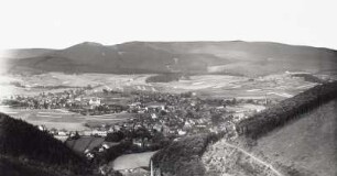 Zella-Mehlis, Stadtansicht : Zella-Mehlis. Stadtansicht mit Mercedes-Werk und Bahnlinie nach Steinbach-Hallenberg. Blick vom Reisigenstein nach Osten gegen Großen Beerberg (982 m)