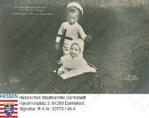 Louis Ferdinand Prinz v. Preußen (1907-1994) / Porträt als Kind, mit Bruder Hubertus Prinz v. Preußen (1909-1950) / Louis Ferdinand stehend, Hubertus in Leiterwagen sitzend