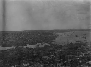Istanbul : Blick vom Beyazit-Turm über Istanbul und auf das Marmarameer.