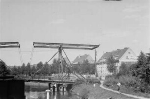 Klappbrücke : Klappbrücke über einen Kanal.