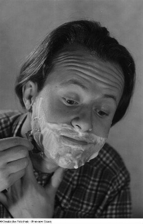 Roger Rössing beim Rasieren