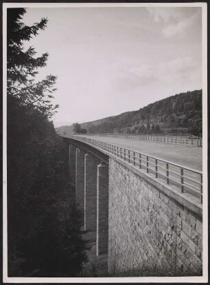 Blick auf die Fahrbahn der Saalebrücke Rudolphstein auf der Strecke "Leipzig-Bayreuth"