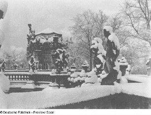 Dresden-Altstadt. Zwinger (1709-1728; M. D. Pöppelmann, B. Permoser). Nymphenbad. Blick von der Terrasse zum Wallpavillon