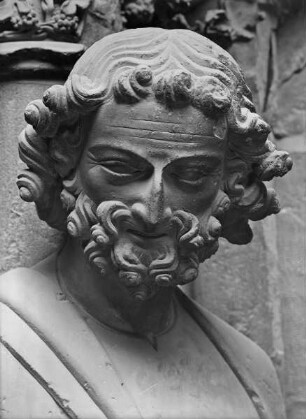 Südliches Westportal — Nördliches Gewände — Apostel (1. Gewändefigur)