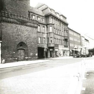 Cottbus, Spremberger Straße 20. Verwaltungs-und Geschäftsgebäude (um 1910). Straßenansicht mit Spremberger Turm (Teilansicht) von Südost