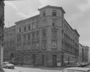 Wohnhaus mit Laden