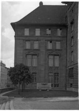 Stuttgart, Reichsbahndirektionsgebäude, Gefallenengedenkstein, ("Den im Weltkrieg Gefallenen württembergischen Eisenbahnern zur Ehre und zum Gedächtnis, 1914-1918")