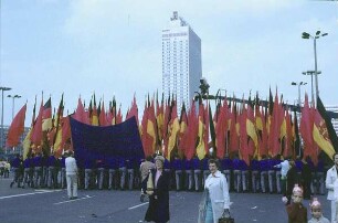DDR. Berlin, Alexanderplatz. Teilnehmer einer Maidemonstration. Ansicht mit Maschblock der FDJ. Blick gegen Interhotel Stadt Berlin