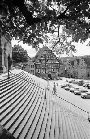 Schwäbisch-Hall: große Treppe zu St. Michael und Fachwerkhaus