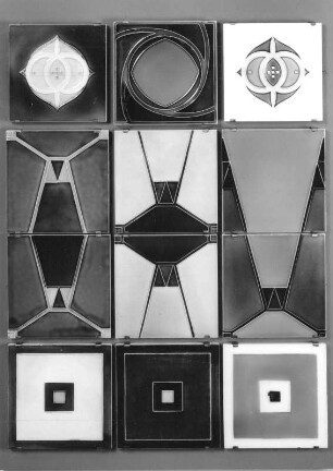 Jugendstil in Dresden : Ausstellung des Kunstgewerbemuseums "Jugendstil in Dresden" im Residenzschloß, 18.09.-05.12.1999. Saal 4. Fliesen-Tableau mit zwei Fliesen (um 1900; Ofen- und Porzellanfabrik Meißen), Fliese (um 1900; Sächs. Ofen- und Schamottewarenfabrik Meißen), drei Fliesennpaaren (um 1900; SOMAG Meißen) und drei Fliesen mit Quadrat-Dekor (um 1900; SOMAG Meißen)