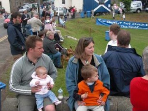 Highland Games : Volksfest "Highland-Games" im Dorf Ceres, Zuschauer. Aufgenommen im Juni 2005. Foto Uwe Gerig