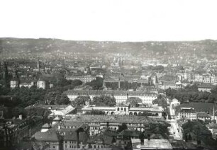 Stuttgart, Stadtansicht : Stuttgart. Blick über das Stadtzenturm mit Schlossplatz nach Nordnordwest