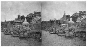 Varanasi (Benares), Indien. Pilgerstätte und Tempel am Ganges, am Ufer Ghat mit Pilgern