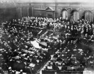 Reichskanzler Bethmann Hollweg verliest das Friedensangebot der Mittelmächte im Reichstag