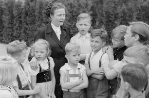 Kinderheim im Volkseigenen Betrieb "Fortschritt" : Gruppenporträt von Frau Mut mit Heimkindern