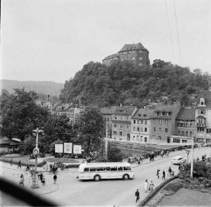 Greiz. Stadtansicht mit Oberem Schloß auf dem Schloßberg. Blick über die Friedensbrücke (Straßenbrücke über die Weiße Elster) nach Nordwest