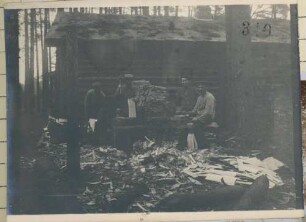 Foto von Soldaten beim Schindelmachen