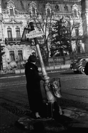 Bukarest: Piata Victoriei: Haltestelle mit abgeknickter Laterne