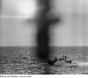 Deutschland . Nationale Volksarmee - Seestreitkräfte. Torpedoschnellboot (?) in Fahrt auf See
