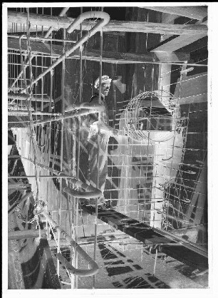Staustufe Erlabrunn. Blick in die Schalung von Wehrpfeiler III; links Bewehrung der Schützbahnaussparungen.
