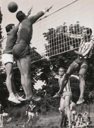 Internationale Studenten-Volleyballwettkämpfe im Juni 1966 auf den Sportstätten der TU Dresden, Zellescher Weg. Schmettern und Abblocken am Netz
