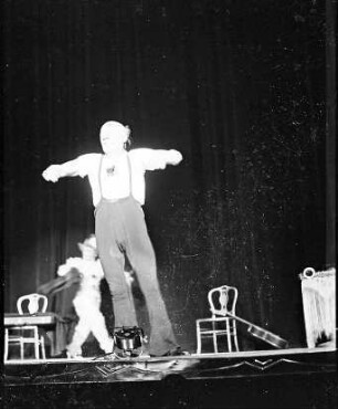 Wintergarten: Emmy und Louis; Musik Clown (Louis, Arme auseinander)