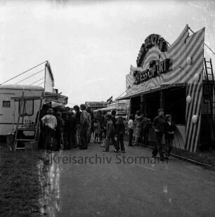 Schützenfest: Veranstalter Bürgerschützengilde von 1627 e.V. Bad Oldesloe: Volksfest bei der Schützenhalle: Sehmsdorfer Weg: Besucher zwischen Jahrmarktständen: 28. Juli 1974