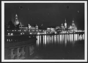 Dresden in Nachtbeleuchtung : Dresden. Blick von der Carolabrücke auf die Silhouette der Dresdner Altstadt bei Nacht