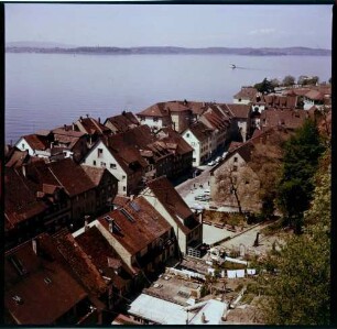 Meersburg: Blick von der Schlossterrasse über Dächer der Altstadt auf den See