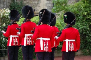 Windsor bei London - Gardesoldaten : Rückenansicht der Gardesoldaten, Schloss Windsor, aufgenommen am 15. Mai 2006