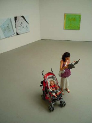 Venedig - Besucherin der Biennale : Besucherin betrachtet zeitgenössische Kunstwerke in der Biennale von Venedig. Aufgenommen am 6. August 2011