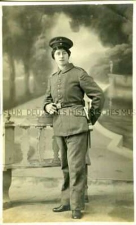 Porträt einer jungen Frau in Uniform