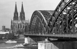 Köln: Hohenzollernbrücke mit Dom, vom Deutzer Ufer
