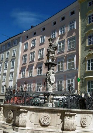 Salzburg: Alter Markt mit Florianibrunnen