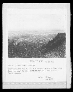 Thale, Stadtansicht mit Blick zum Hexentanzplatz über dem Bodetal nach Nordosten ins Harzvorland mit Neinstedter Teufelsmauer
