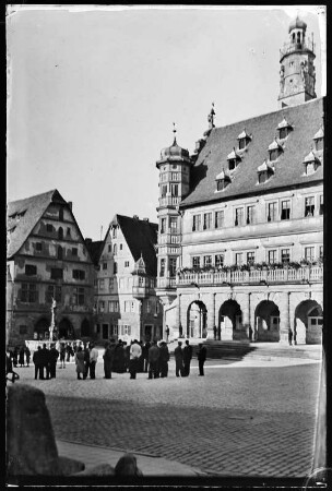 Rothenburg ob der Tauber. Marktplatz mit Rathaus, Marienapotheke und St. Georgsbrunnen