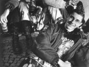 Junger, sitzender Punk (Altersgruppe 18-21)