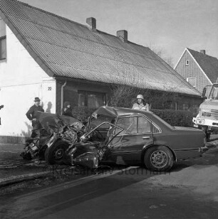 Verkehrsunfall: Lohe: Zusammenstoß Pkw, Kleinbus, Sattelschlepper: vor Haus Nr. 22: Opel-Rekord-Personenwagen mit zerfetztem Vorderteil: Zuschauer im Gespräch mit Feuerwehrmann: Einsatzwagen der Freiwilligen Feuerwehr [angeschnitten]