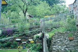 Schiefermauern als Stützmauern in einem Garten
