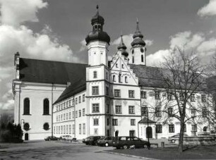 Blick auf die Klosterkirche in Rot an der Rot
