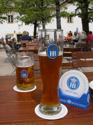 Bayerischer Biergarten auf der Halbinsel Sankt Bartholomä im Königssee bei Berchtesgaden