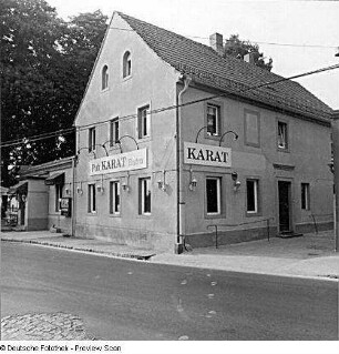 Radebeul, Kötzschenbrodaer Straße 56. Wohnhaus (2. H. 19. Jh.) mit Pub-Bistro "Karat" (ehem. "Zur Guten Quelle")