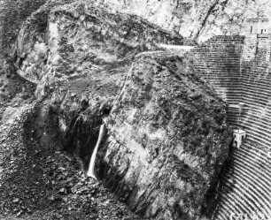 Am Theodore Roosevelt Damm : Blick die Verankerung des Theodore Roosevelt Damms im umliegenden Felsgestein.