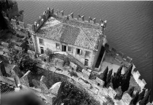 Malcesine: Gardasee, Haus mit Zinnen und See, vom Turm