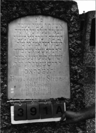 Grabstein 391 (Index: 99797410) Material: Granit, Marmorplatte Zustand: gut Maße HxBxT: 145x58x20 cm Beschreibung: rustiziert Stele, Sockel: Grabstein 391A