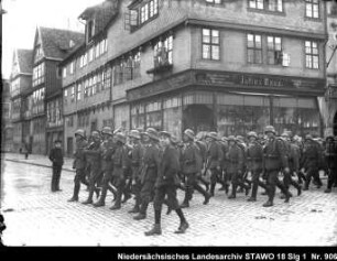 Einzug der Regierungstruppen in Wolfenbüttel Enthält: Platte 9, marschierende Soldaten auf dem Stadtmarkt