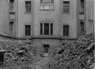 Dresden, Ständehaus, großer Innenhof mit Bauschutthalden vom Abbruch der Einbauten